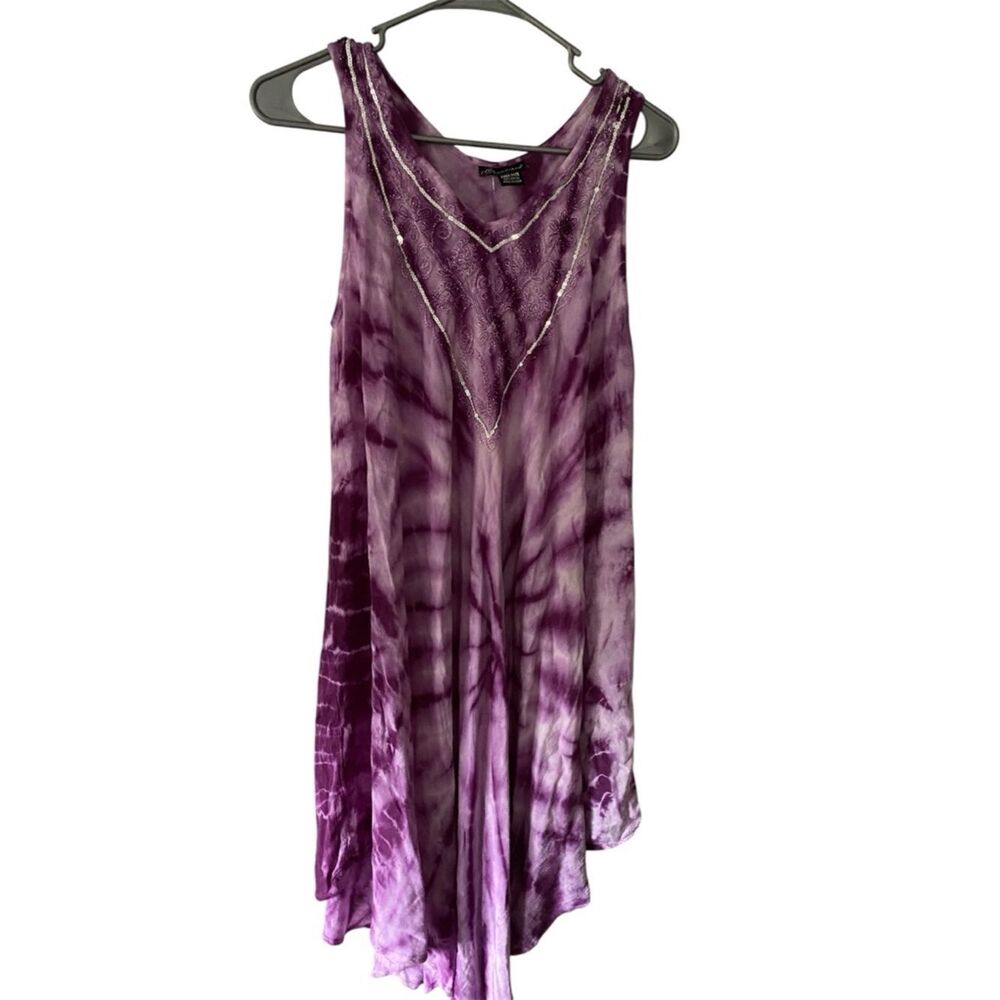 Creations Purple Tie‑Dye Boho Dress – Embroidered V‑Neck – Sleeveless – L